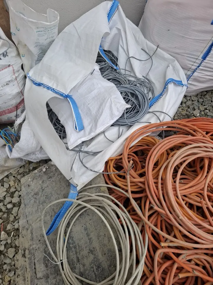 Çuvallarda toplanmış kablo hurdası